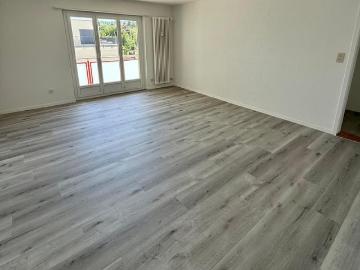 Moderne Wohnung mit Balkon