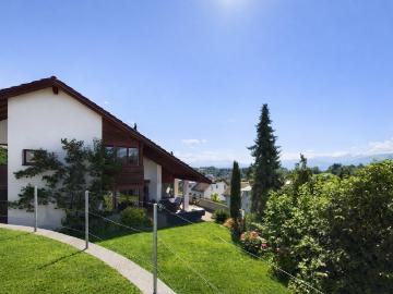 Modernes 9 Zimmer Einfamilienhaus mit Garten in...