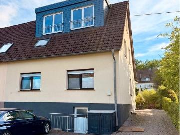Modernisiertes Familienhaus mit neuem Garten und...