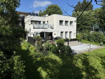 Modernes Einfamilienhaus mit Pool und Grünblick in Gablitz