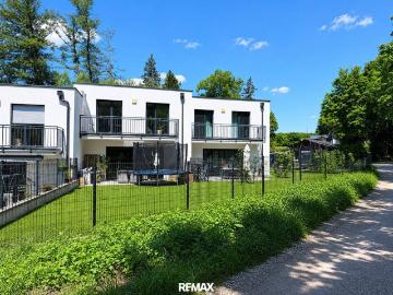 Modernes Reihenhaus mit Garten und zwei Stellplätzen in...