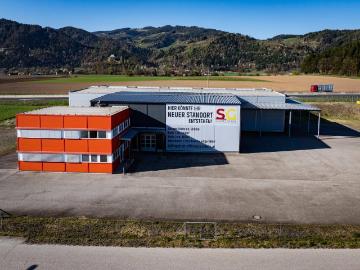 Modernisierte Industrielagerhalle mit Büro an A2