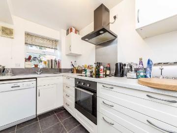 Molyneux Drive, Tooting SW17, 1 bed flat to rent, £1,800...