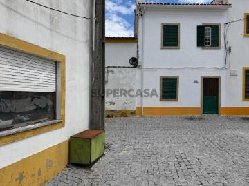 Moradia em Banda T2 com Charme e Potencial para a Sua...