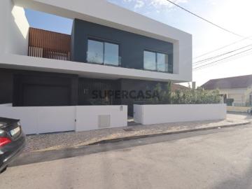 Moradia T4 inserida em Condomínio Privado c/Piscina no...