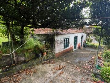 Moradia T2+1 por recuperar no Arco de São Jorge com 890...