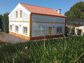 Moradia T3+1 com Jardim e Terreno de 3000m² em Óbidos