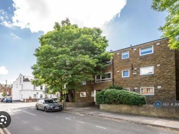 Nantes Close, London, SW18 2 bed flat to rent £2,050 pcm...