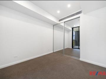 Near new 1bed APT at howground Metro Station and the...