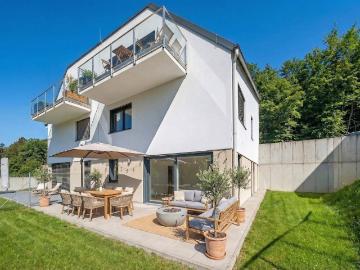 Neuwertige Doppelhaushälfte mit 8 Zimmern, Terrasse und...