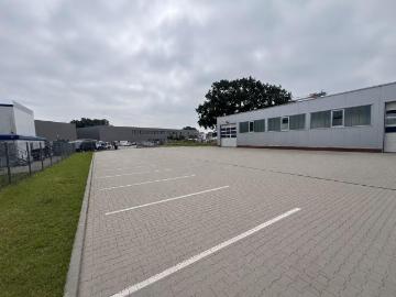 Neuwertige Gewerbehalle 300 m² mit Büro, 1.500 m²...