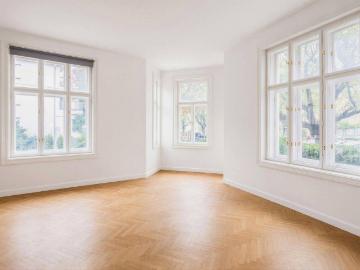 NEU! Großzügige 4 Zimmer Altbauwohnung mit Eigengarten...