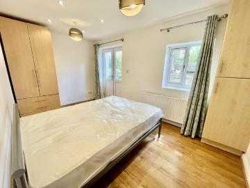New! 3 Bedroom Flat London Central Line Zone 2