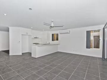 Just in! 16 Marcoola Street, THORNLANDS, QLD 4164 House for.