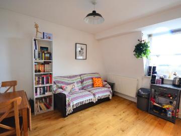 New Cross Road, London, SE14 2 bed flat to rent £1,950...