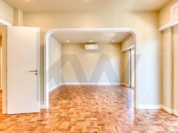 NEW: three bedroom refurbished flat with balconies and...
