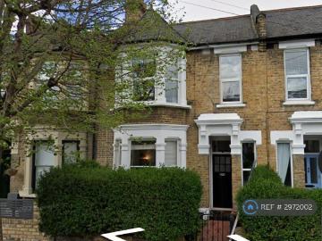 Newport Road, London, E10 2 bed maisonette to rent...