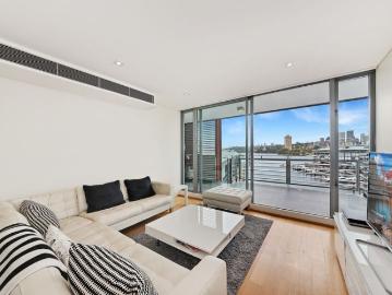 North Facing Harbourfront Apartment with Sydney Harbour...