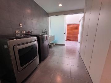 ¡Ocasión! Moderna e impecable casa en La Planicie