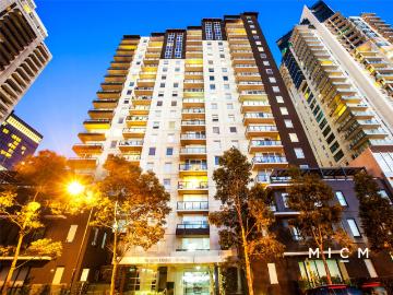 This superb 1 bedroom apartment on the 11th floor,...
