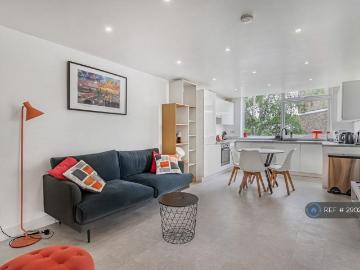 Pickwick Court, London, SE9 2 bed flat to rent £1,990...