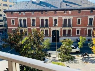 Piso con terraza recientemente reformado de 4...