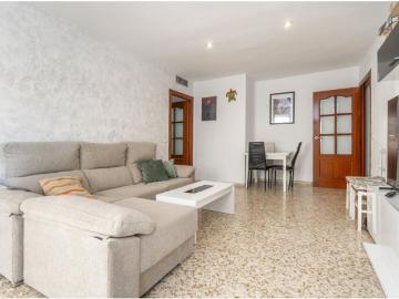 Piso de 3 dormitorios con piscina comunitaria en Maracena