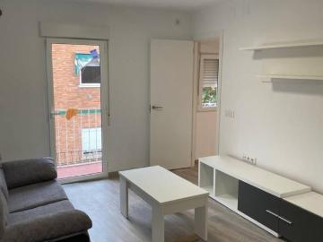 Piso reformado de 2 habitaciones con balcón en...