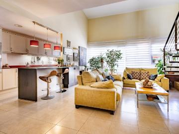 Piso tipo dúplex en segunda planta y atico. 101m² Es Castell