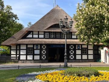 Platz für mehrere Generationen: Großzügige Villenhälfte...