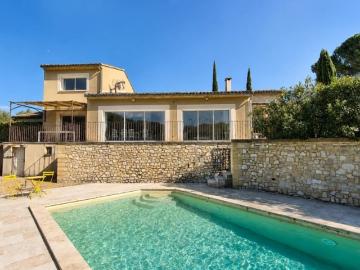 Propriété avec jardin et piscine proche d'Uzès