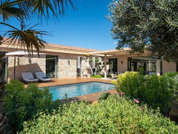 Propriété avec piscine et jardin