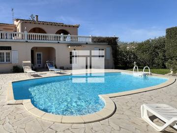 Propriété avec piscine et jardin