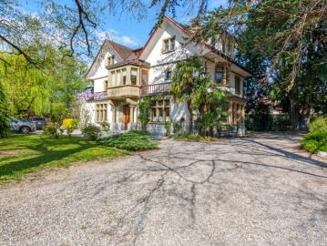 PRÄCHTIGES HERRENHAUS MIT AUSSERGEWÖHNLICHEM GARTEN