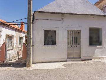 Prédio de Rendimento em Camarate 6 Unidades 243m² Loures