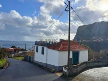 Prédio misto com moradia unifamiliar e terreno no Faial...