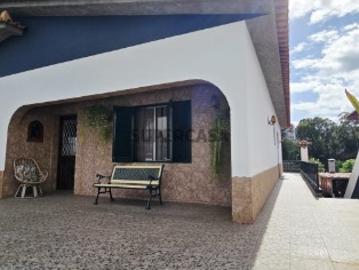Prédio Urbano Constituído Por Três Moradias Unifamiliares