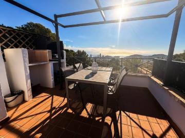 Presentamos esta acogedora casa adosada de 160 m²,...