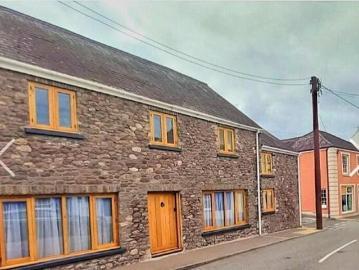 Queens Square, Llangadog, 4 Bedroom End