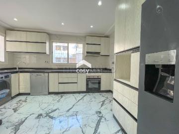 Racine, spacieux appartement vide avec terrasse
