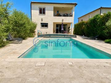 RARE A UZES: MAISON RECENTE 4 CHAMBRES AVEC PISCINE A PIED D