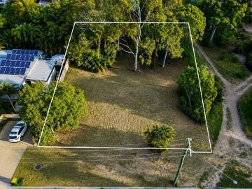 Rare 700m² Flat Home Site Quiet & Close to Everything