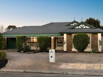 Renovated Style, Family Function & Cul De Sac Calm