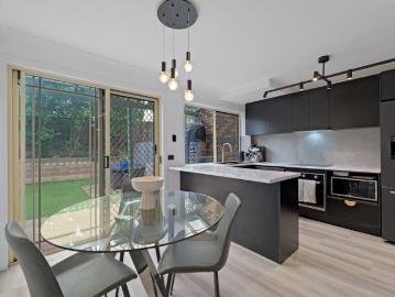 Renovated Townhouse in Ultra Convenient Pocket