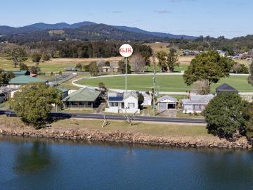River Views, CBD Convenience & Room to Make It Your Own