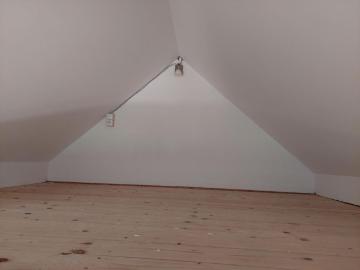 Ruhige Dachgeschoss Wohnung mit Balkon