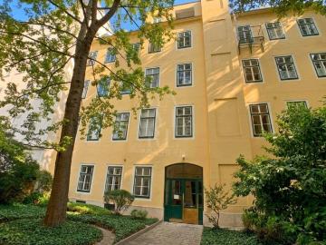Ruhige Dachgeschosswohnung mit Klima hinterm Rathaus