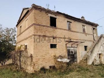 Rustici e casali in vendita di 177 m² in Via Agugliano, 2