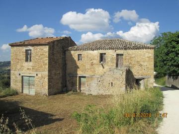 Casa in pietra con terreno in vendita a Apiro