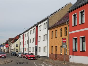 Schickes Reihenendhaus mit Dach und Gartenterrasse